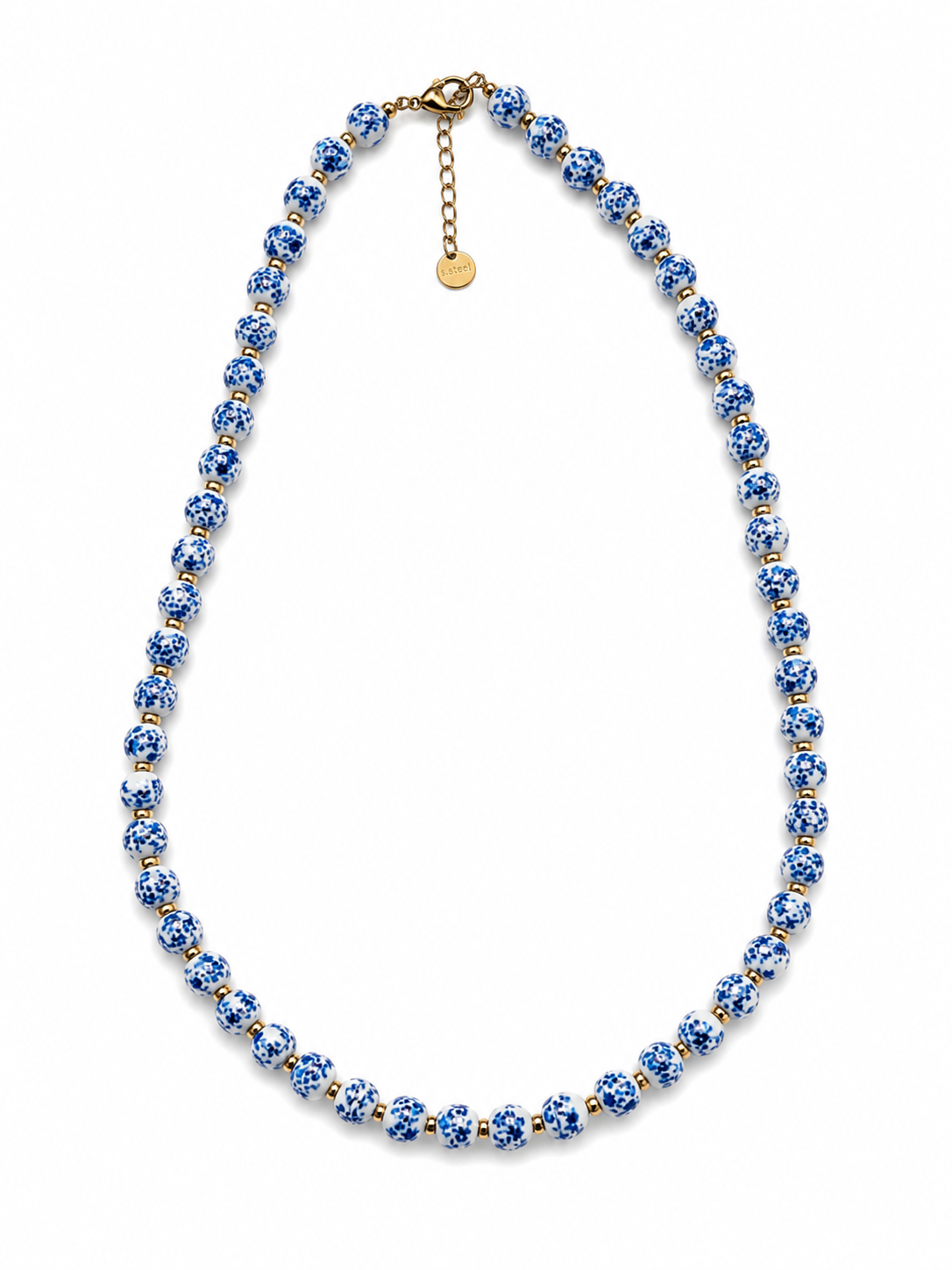 Collar Delfina con cuentas de cerámica blanca y azul y separadores dorados de BRAVATA.