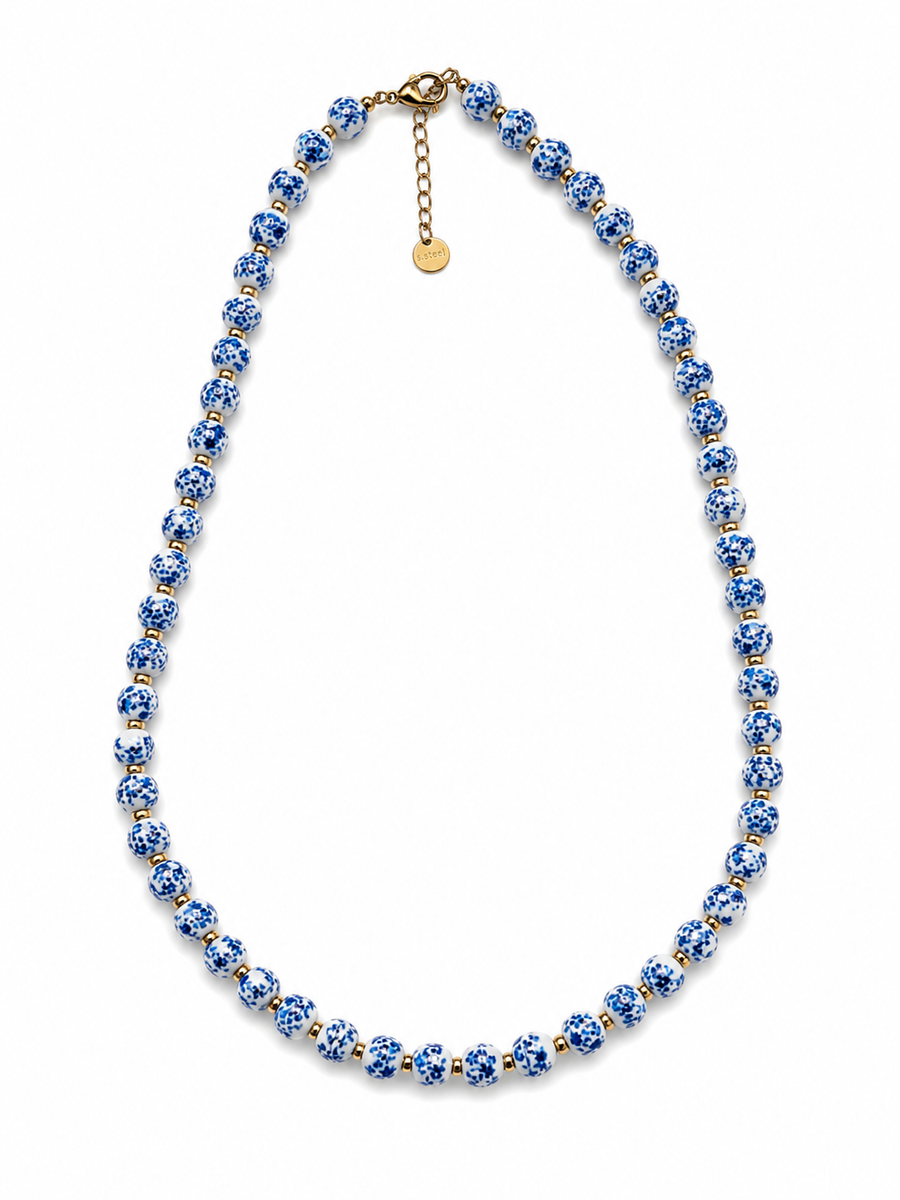 Collar Delfina con cuentas de cerámica blanca y azul y separadores dorados de BRAVATA.