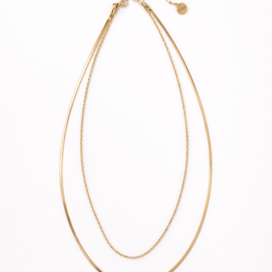 Collar dorado de doble cadena fina estilo minimalista elegante para layering Bravata