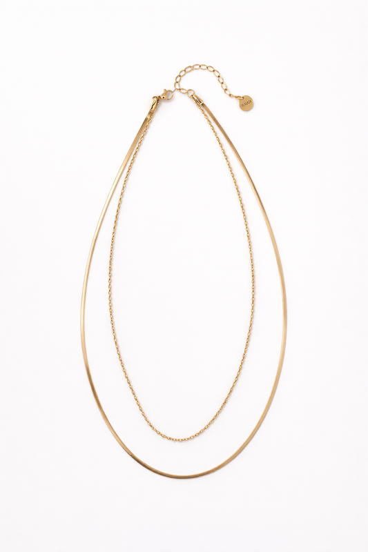 Collar dorado de doble cadena fina estilo minimalista elegante para layering Bravata