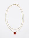 collar dorado de doble cadena con colgante de flor roja y detalle central brillante