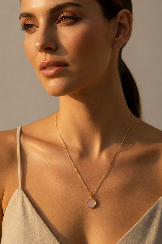 Collar dorado con cápsula de recuerdos Bravata con colgante personalizable