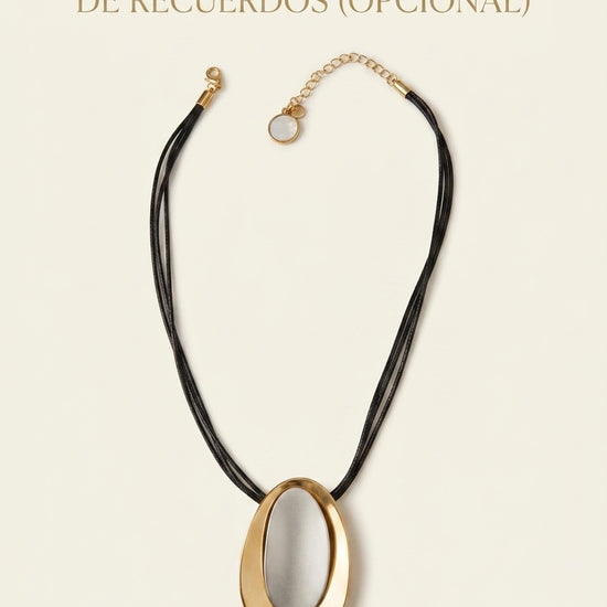 Collar dorado con colgante ovalado y cordón negro con opción de cápsula de recuerdos Bravata