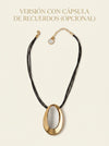 Collar dorado con colgante ovalado y cordón negro con opción de cápsula de recuerdos Bravata