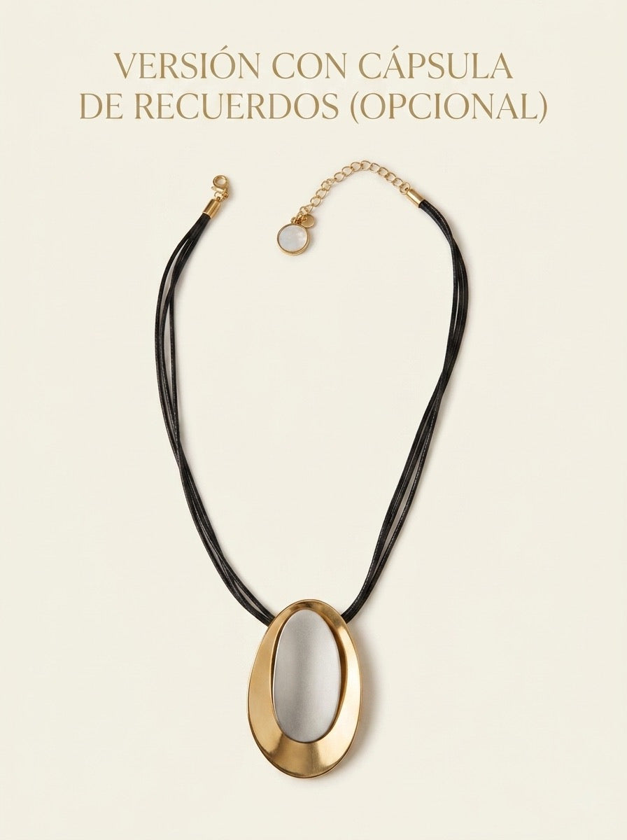 Collar dorado con colgante ovalado y cordón negro con opción de cápsula de recuerdos Bravata