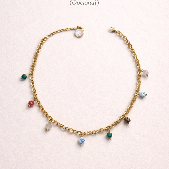 Collar dorado con colgantes de colores y cápsula de recuerdos Bravata