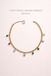 Collar dorado con colgantes de colores y cápsula de recuerdos Bravata
