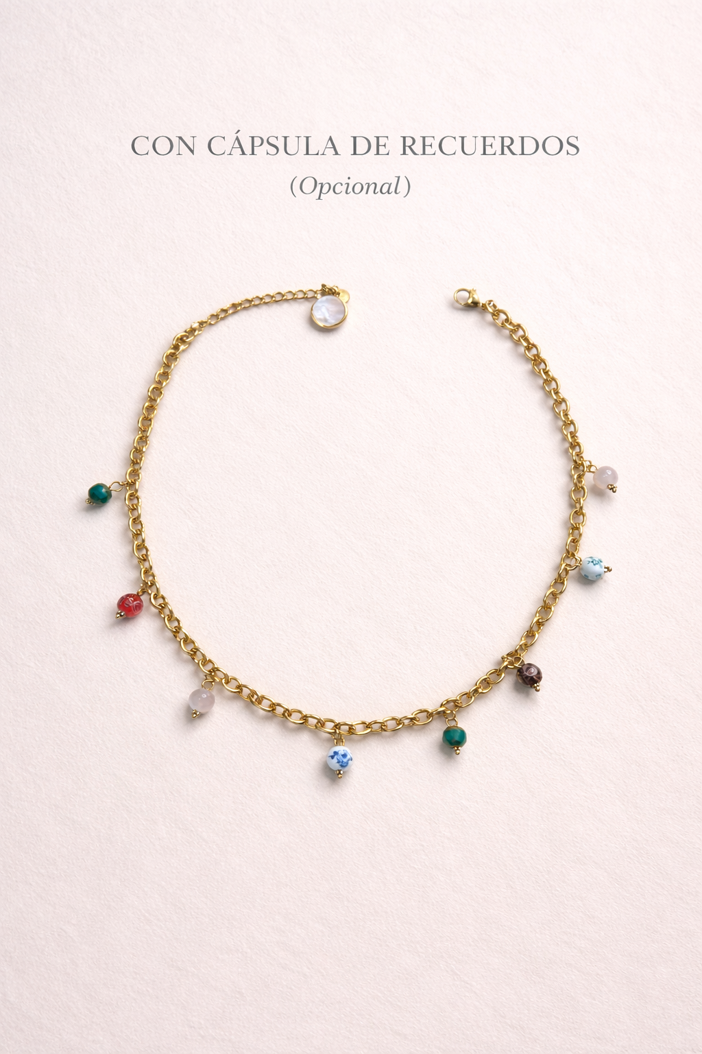 Collar dorado con colgantes de colores y cápsula de recuerdos Bravata