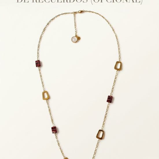 Collar dorado con detalles geométricos y piezas rojas con opción de cápsula de recuerdos Bravata