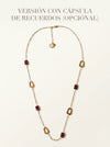 Collar dorado con detalles geométricos y piezas rojas con opción de cápsula de recuerdos Bravata