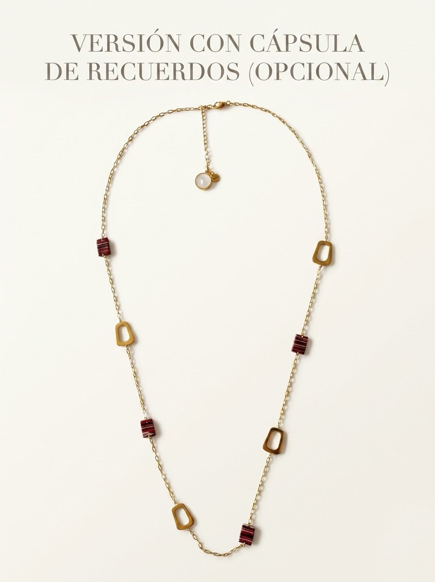 Collar dorado con detalles geométricos y piezas rojas con opción de cápsula de recuerdos Bravata