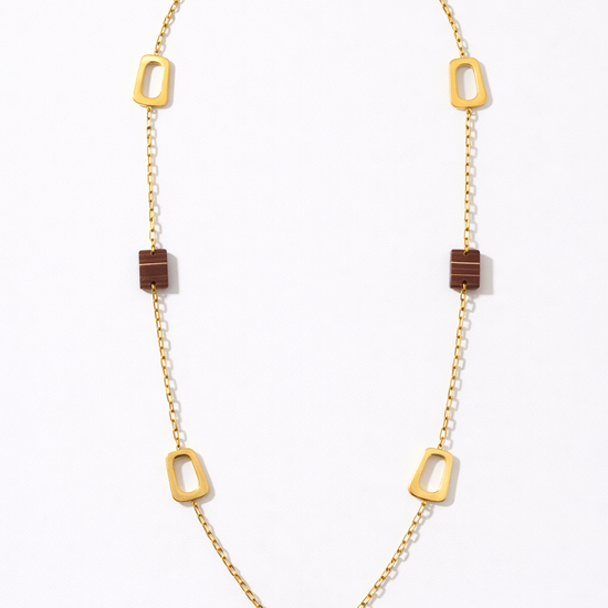 Collar dorado geométrico para mujer con piezas rectangulares y detalles burdeos