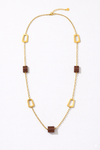 Collar dorado geométrico para mujer con piezas rectangulares y detalles burdeos