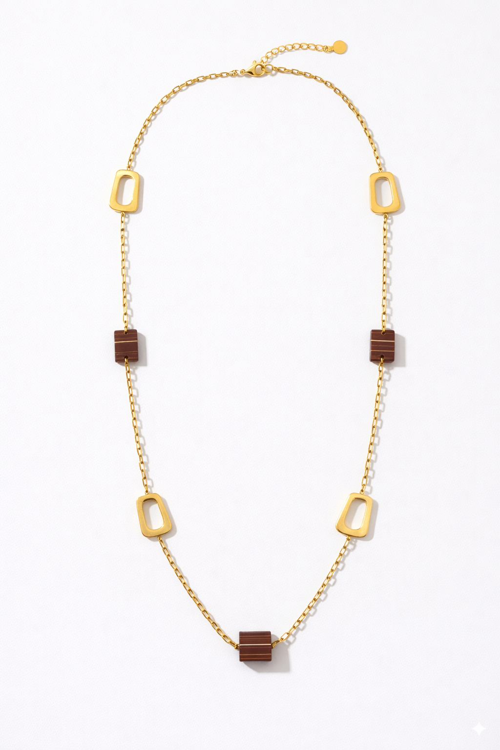 Collar dorado geométrico para mujer con piezas rectangulares y detalles burdeos