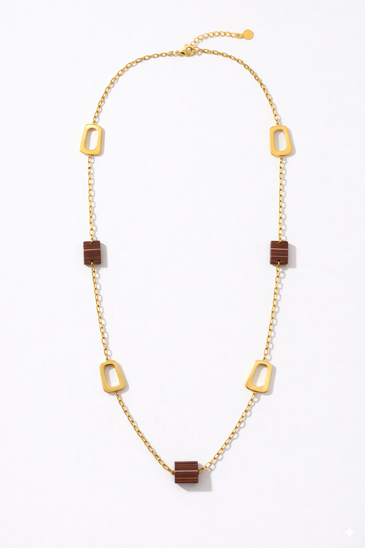 Collar dorado geométrico para mujer con piezas rectangulares y detalles burdeos