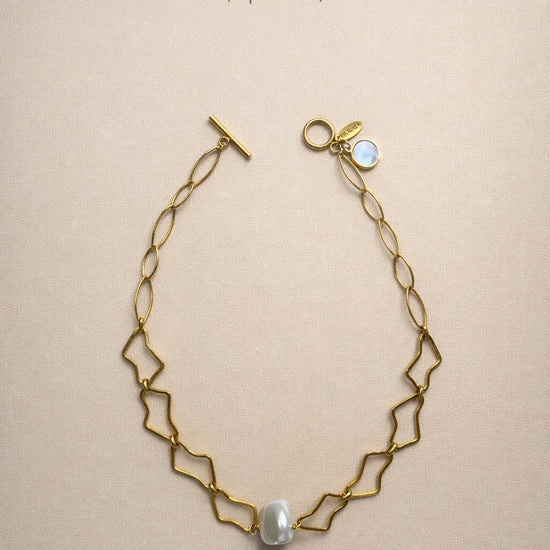 Collar dorado geométrico con piedra central blanca y cápsula de recuerdos opcional Bravata