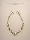 Collar dorado geométrico con piedra central blanca y cápsula de recuerdos opcional Bravata