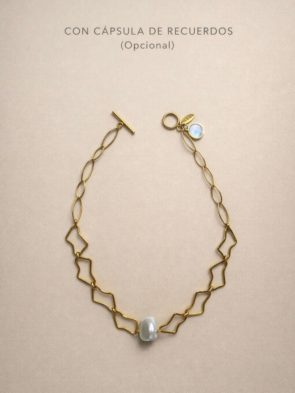 Collar dorado geométrico con piedra central blanca y cápsula de recuerdos opcional Bravata