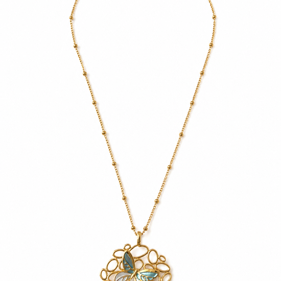 Collar dorado con colgante circular de mariposas esmaltadas de BRAVATA