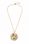 Collar dorado con colgante circular de mariposas esmaltadas de BRAVATA
