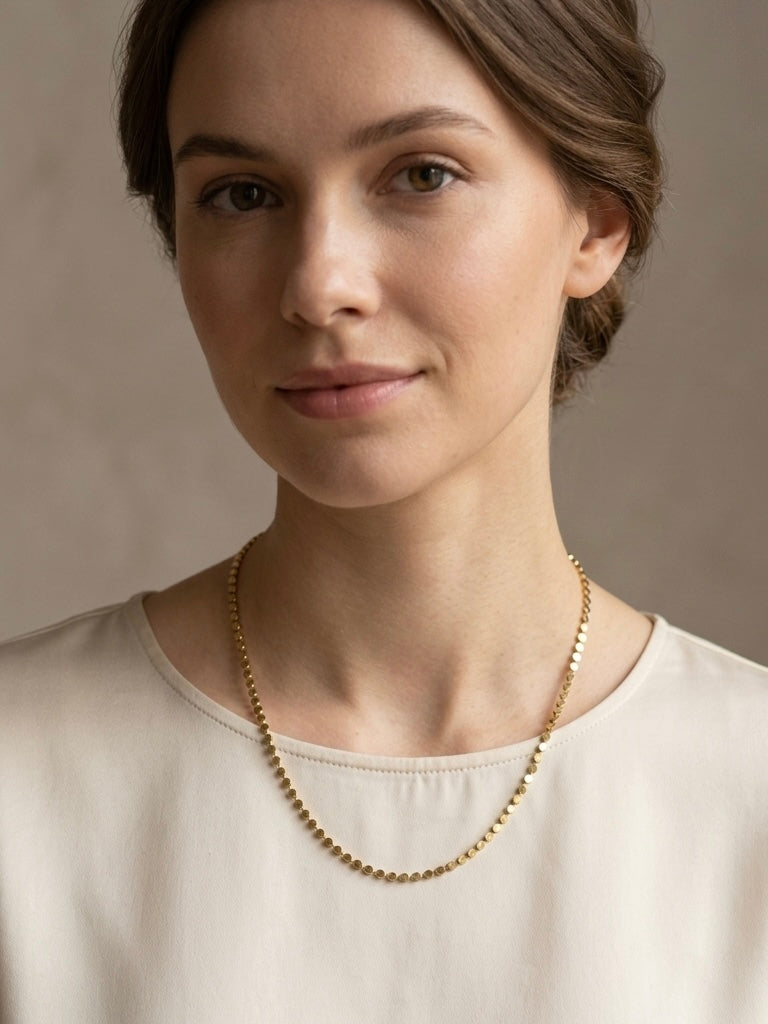 Collar fino dorado minimalista sobre mujer con estilo elegante