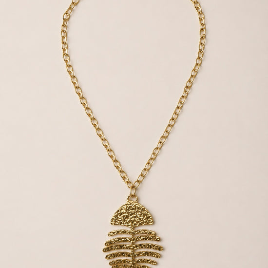 Collar dorado con colgante de espina de pez para mujer de BRAVATA