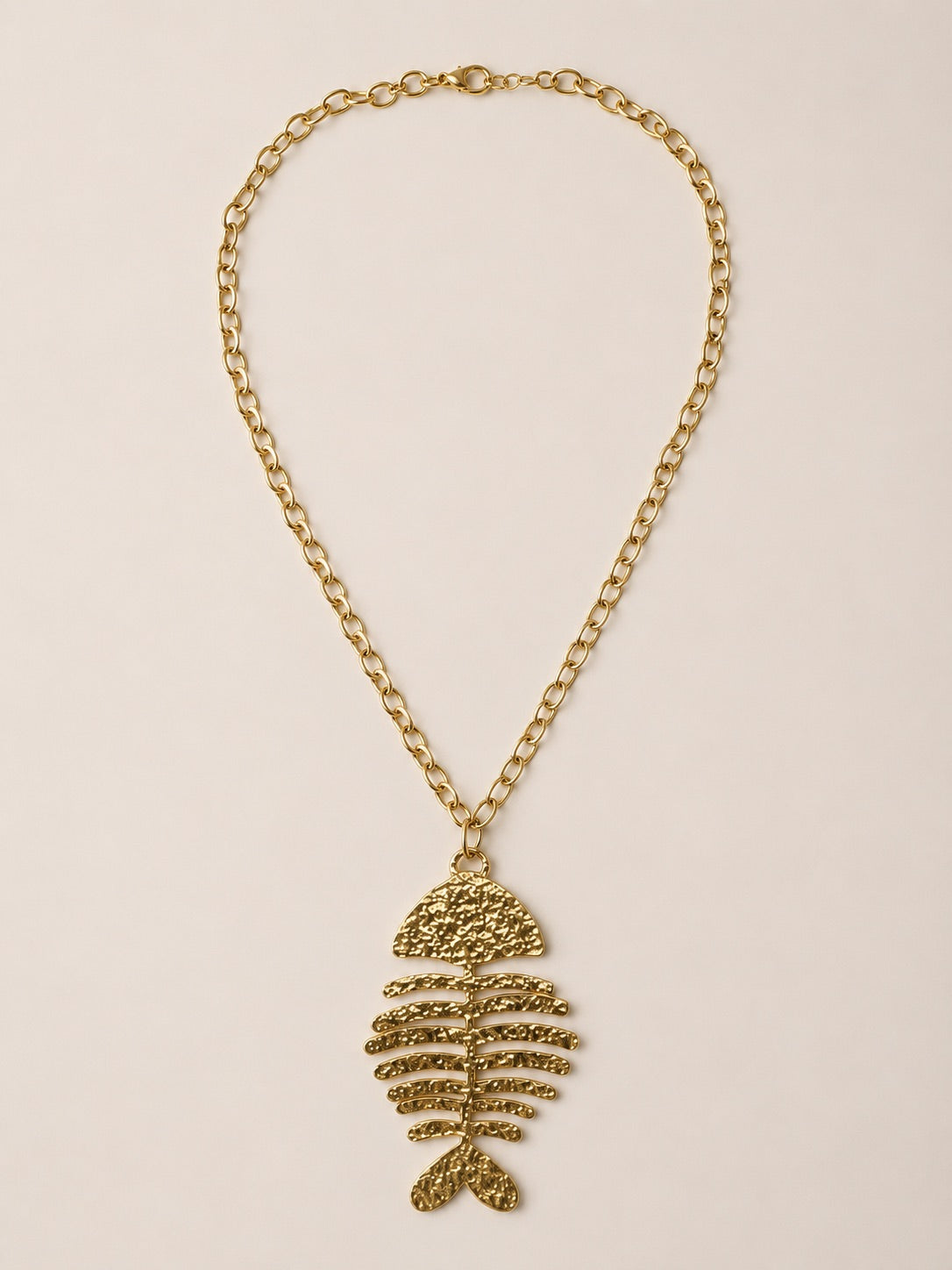 Collar dorado con colgante de espina de pez para mujer de BRAVATA