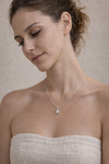 Mujer con collar de estrella de mar en plata estilo elegante y veraniego