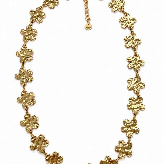 Collar Fiorella dorado con flores irregulares de acabado texturizado y cadena ajustable de BRAVATA.