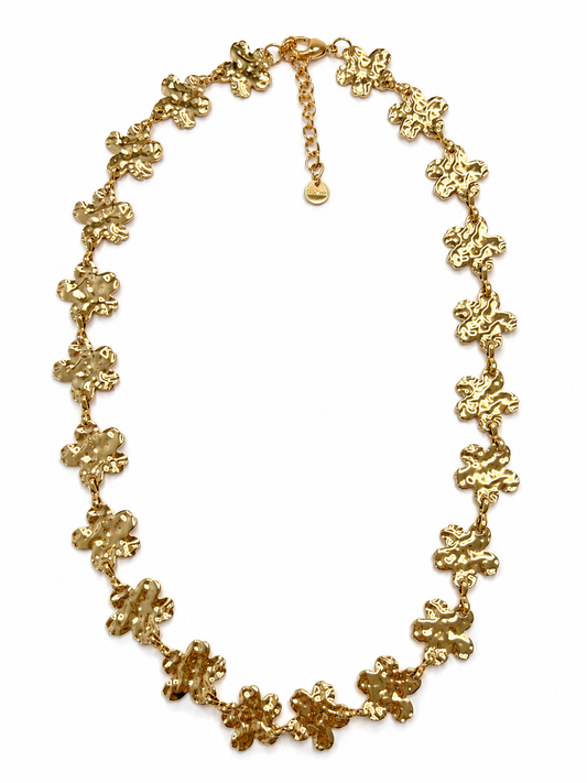 Collar Fiorella dorado con flores irregulares de acabado texturizado y cadena ajustable de BRAVATA.
