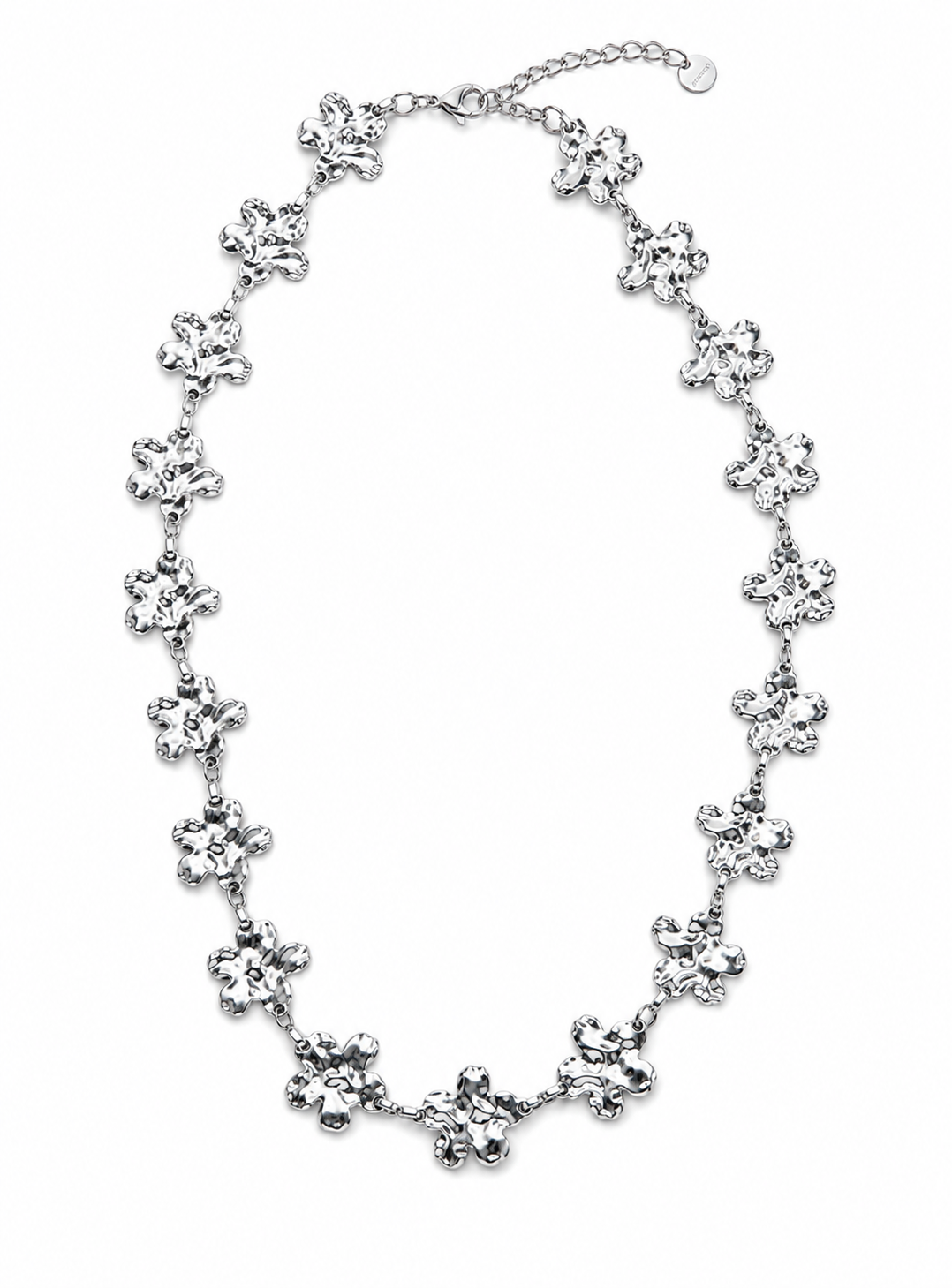 Collar Fiorella plateado con flores irregulares de acabado texturizado y cadena ajustable de BRAVATA.