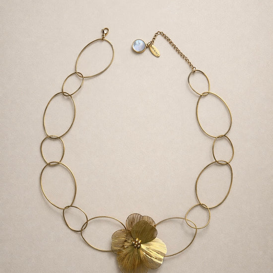 Collar dorado con flor central grande y cápsula de recuerdos opcional Bravata