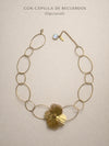 Collar dorado con flor central grande y cápsula de recuerdos opcional Bravata
