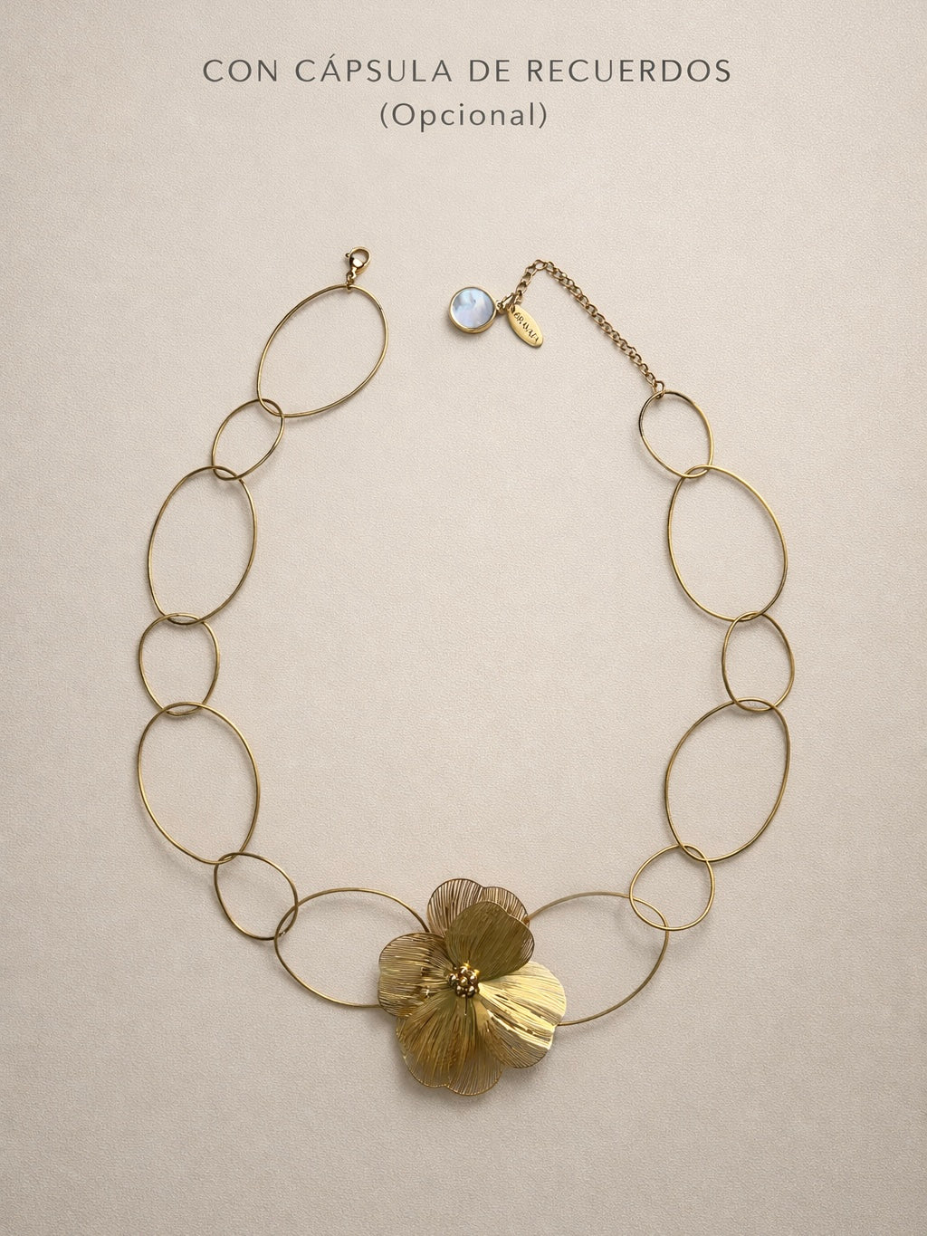 Collar dorado con flor central grande y cápsula de recuerdos opcional Bravata