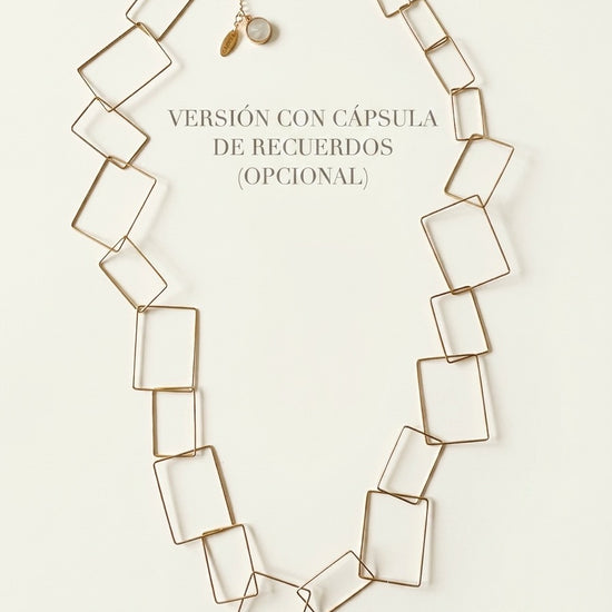 Collar geométrico dorado de diseño moderno con opción de cápsula de recuerdos Bravata