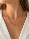 Modelo llevando el Collar Kael dorado con eslabones rectangulares de diseño geométrico de BRAVATA.