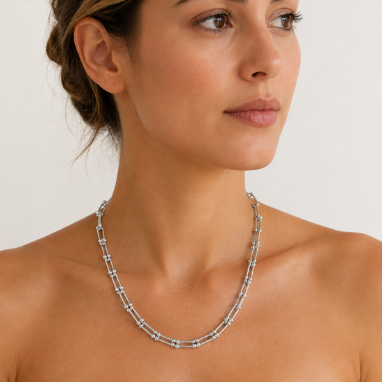 Modelo llevando el Collar Kael plateado con diseño de eslabones rectangulares de BRAVATA.