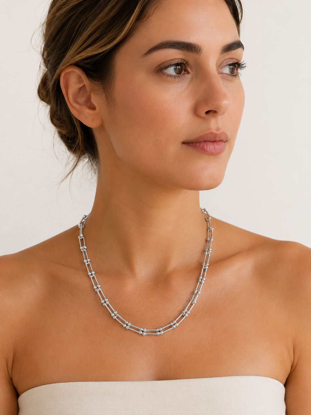 Modelo llevando el Collar Kael plateado con diseño de eslabones rectangulares de BRAVATA.
