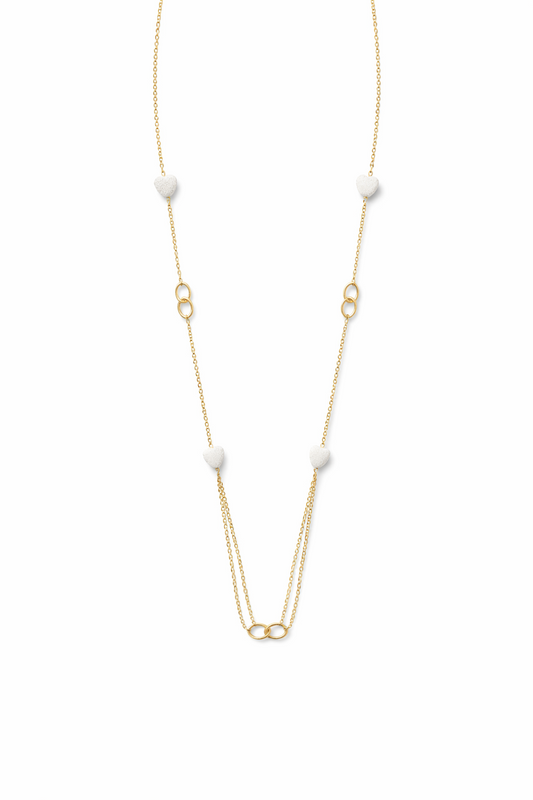 Collar largo dorado con corazones blancos y cadena fina para mujer