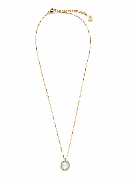 Collar Lúa dorado de cadena fina con colgante circular de piedra blanca de BRAVATA.