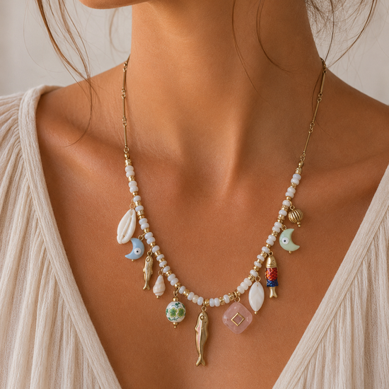 Mujer llevando collar marinero con charms de peces y conchas de BRAVATA