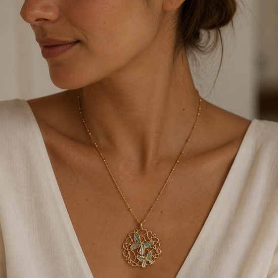 Collar dorado con colgante de mariposas para mujer de BRAVATA