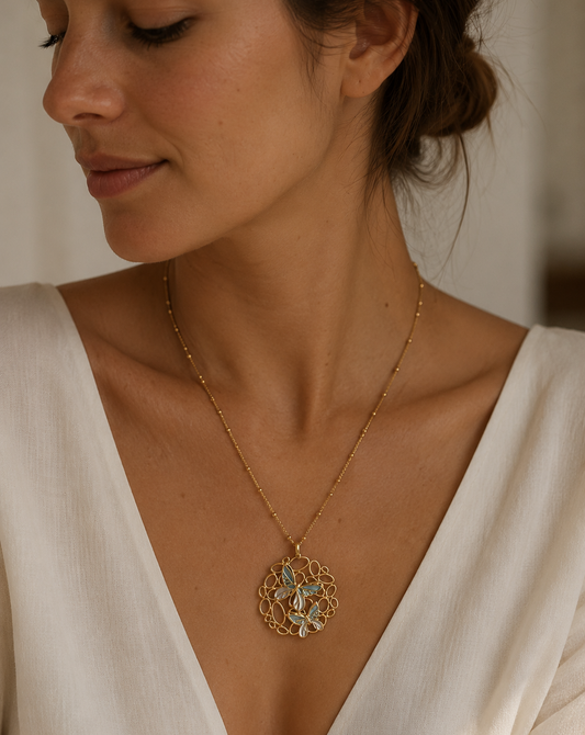 Collar dorado con colgante de mariposas para mujer de BRAVATA