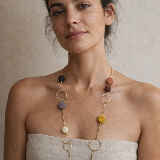 Mujer con collar minimalista de piedras naturales de colores y cadena dorada estilo elegante y natural