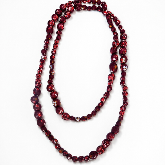 Collar Mirea rojo con cuentas de tela y estampado floral de BRAVATA.