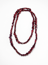 Collar Mirea rojo con cuentas de tela y estampado floral de BRAVATA.