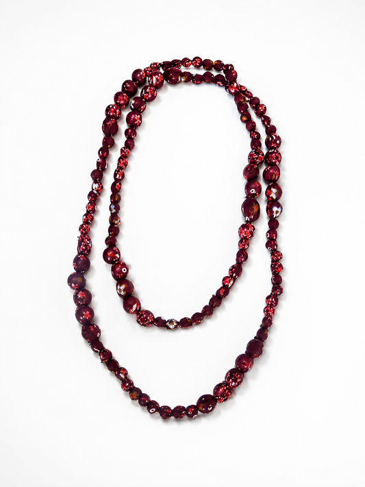 Collar Mirea rojo con cuentas de tela y estampado floral de BRAVATA.