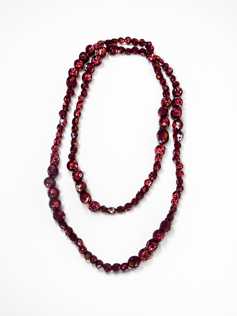 Collar Mirea rojo con cuentas de tela y estampado floral de BRAVATA.
