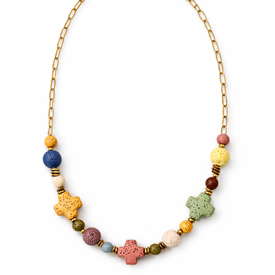 Collar de mujer con piedras volcánicas multicolor y formas geométricas con cadena dorada
