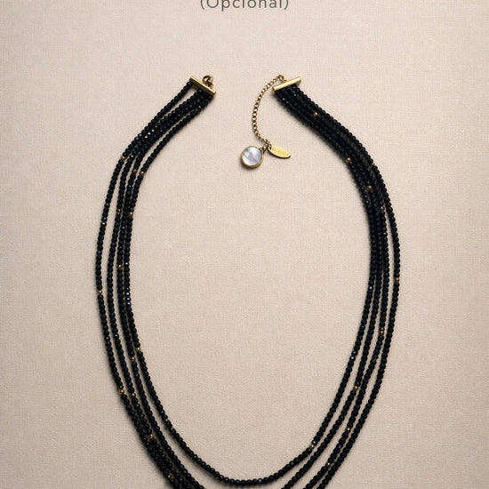 Collar multivuelta negro con detalles dorados y cápsula de recuerdos opcional Bravata
